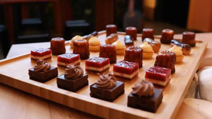 Des bouchées de cocktail servies au 14 Avenue