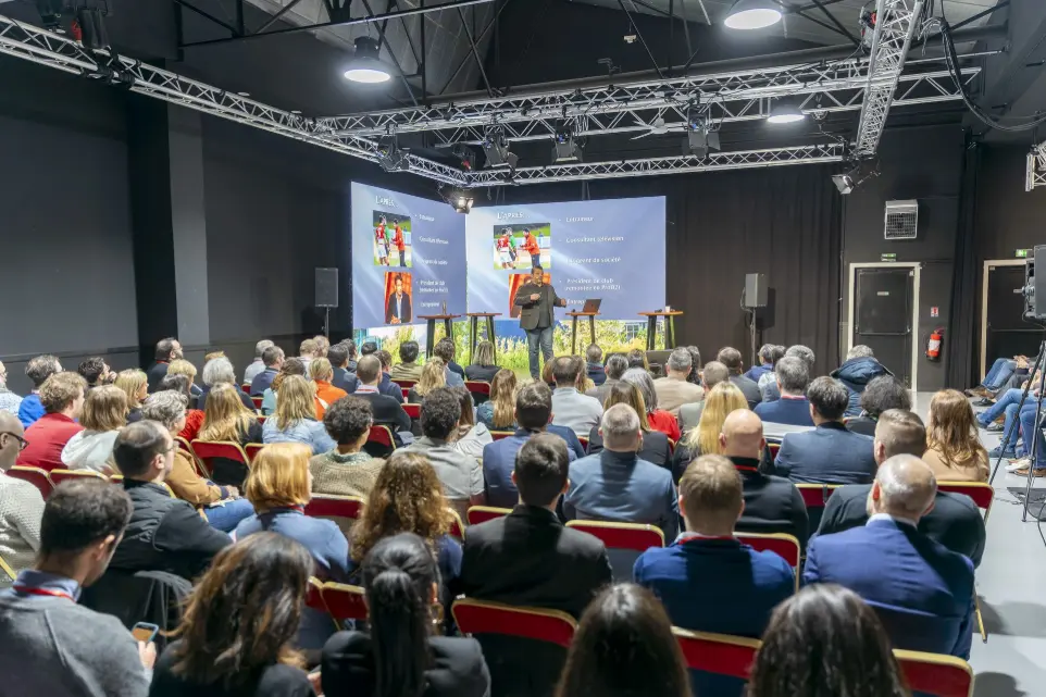 Une convention au 14 Avenue, avec ses participants et sa scène équipée