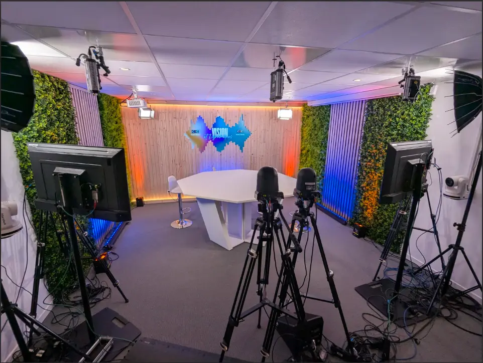Le studio podcast équipé de caméras et de microphones