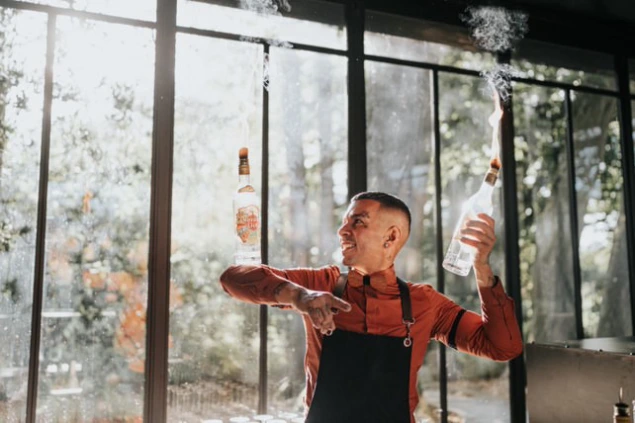 Un barman réalise une animation de cocktail au 14 Avenue